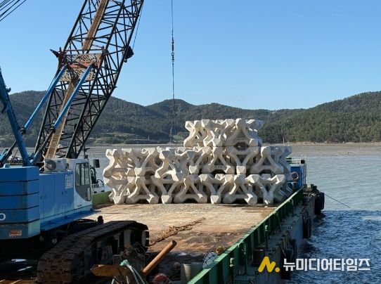 산란·서식장으로 이동하고 있는 인공어초