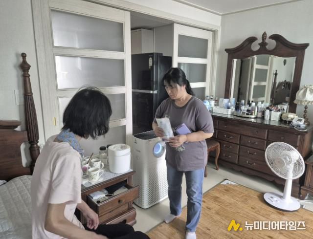 일상돌봄서비스 제공하고 있는 모습