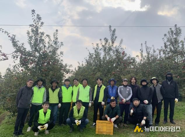 예산군 수도과 직원들의 농촌 일손돕기 활동 모습