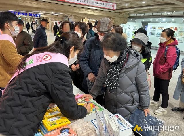 작년에 진행된 음주 폐해 예방 캠페인 진행 모습