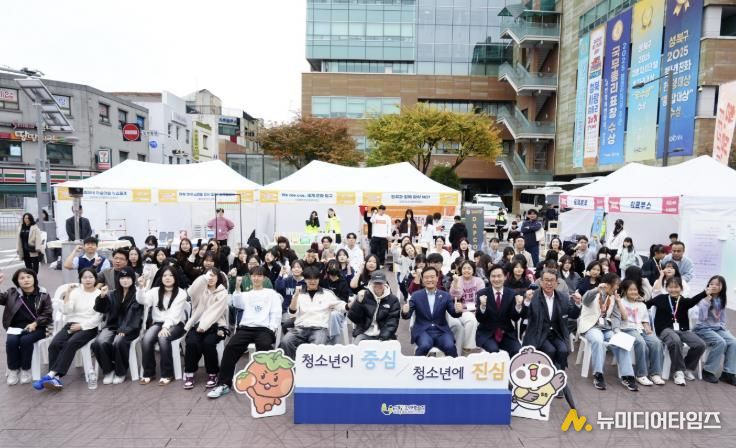 이승로 성북구청장(앞줄 오른쪽 일곱 번째)과 관계자 및 참여자들이 기념촬영을 하고 있다