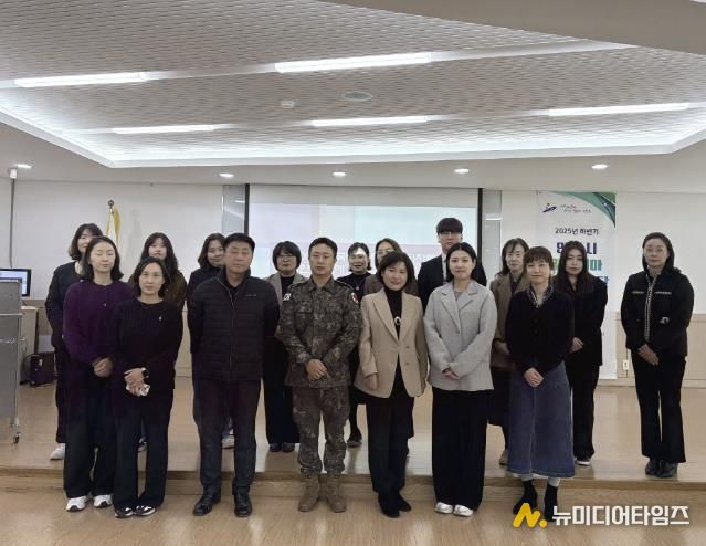 안산시 말라리아 퇴치사업단이 13일 단원보건소에서 하반기 말라리아 퇴치사업단 회의를 진행하고 함께 기념촬영을 하고 있다.