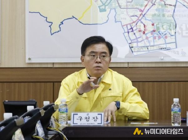 진교훈 서울 강서구청장이 구청에서 ‘제설대책본부 발대식’을 갖고 재난 안전 부서장들과 함께 겨울철 제설대책을 최종 점검하고 있다. 구는 2026년 3월 15일까지 4개월간을 제설대책기간으로 정하고 24시간 비상근무체제에 들어간다.