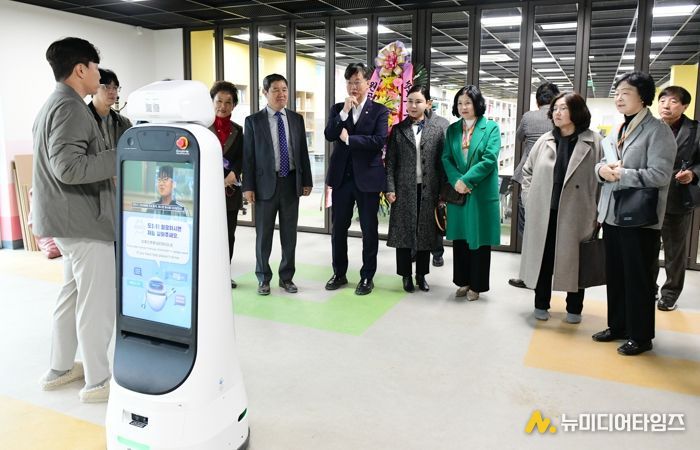 이민근 안산시장이 2월 28일 원곡초등학교를 방문해 관계자들과 함께 교육 관련 현장을 둘러보며 설명을 듣고 있다.