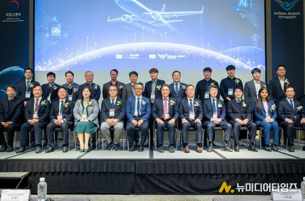 지난 14일 인천 그랜드하얏트 호텔에서 진행된 ‘제34회 항행안전시설 국제 세미나’에서 인천국제공항공사 이학재 사장(사진 앞줄 왼쪽에서 일곱 번째), 국토교통부 항공안전정책관(사진 앞줄 왼쪽에서 여섯 번째)을 비롯한 참석자들이 기념촬영을 하고 있다.