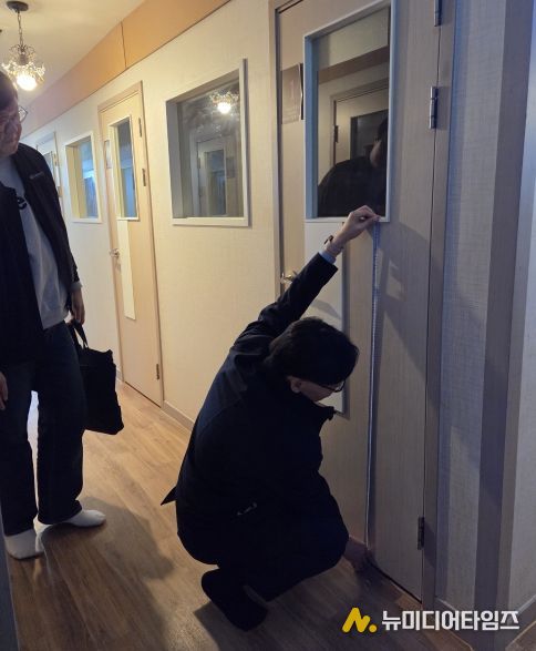 수원특례시, 유관기관 관계자들이 신종·변종 룸카페를 대상으로 합동점검을 진행하고 있다.