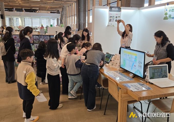 111CM 라운지에서 전시회 참여자들이 전시회를 관람하고 있다.