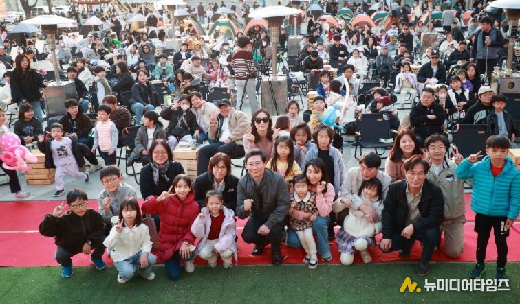 이상일 용인특례시장이 15일 용인포은아트홀 문화광장에서 열린 ‘2025 어텀라운지 페스티벌’에 참석해 시민과 소통의 시간을 갖고 있다