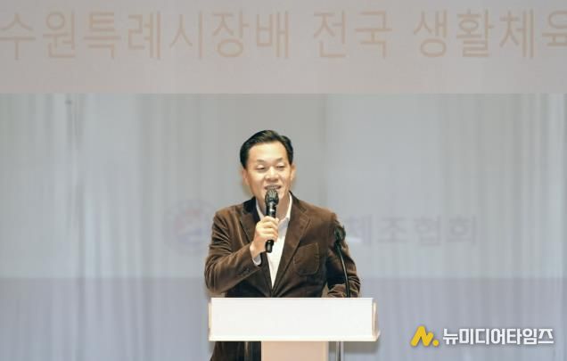 이재준 수원시장이 제1회 수원특례시장배 전국 생활체육 체조대회에서 인사말을 하고 있다.
