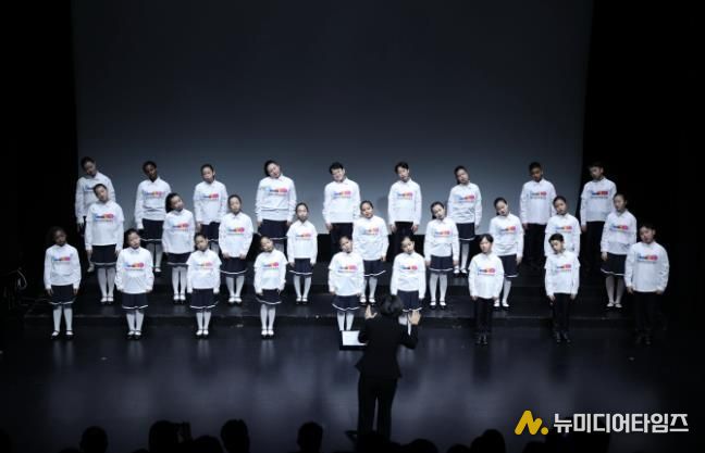 안산시 세계소년소녀합창단이 15일 소극장 보노마루에서 열린 ‘제15회 정기연주회’ 무대에서 합창을 하고 있다.
