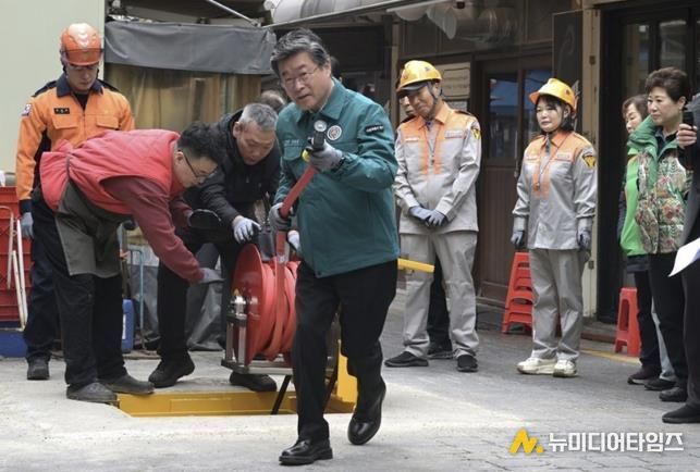 신중앙시장 지하매립식 비상소화장치함 사용 모의훈련