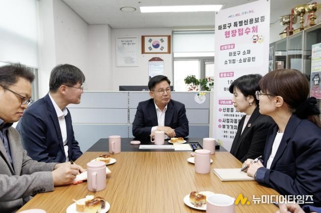 경제적 어려움을 겪는 지역 소기업 및 소상공인을 돕기 위해 여러 지원정책을 펼치는 박강수 마포구청장