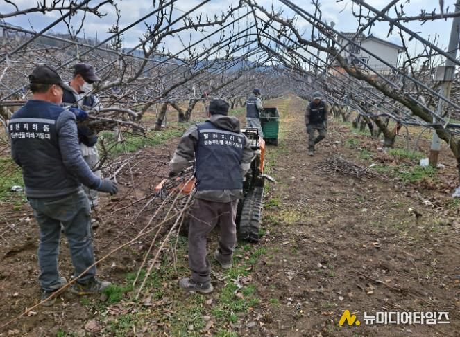 하동군, 수확기 맞아 영농부산물 파쇄팀 본격 가동