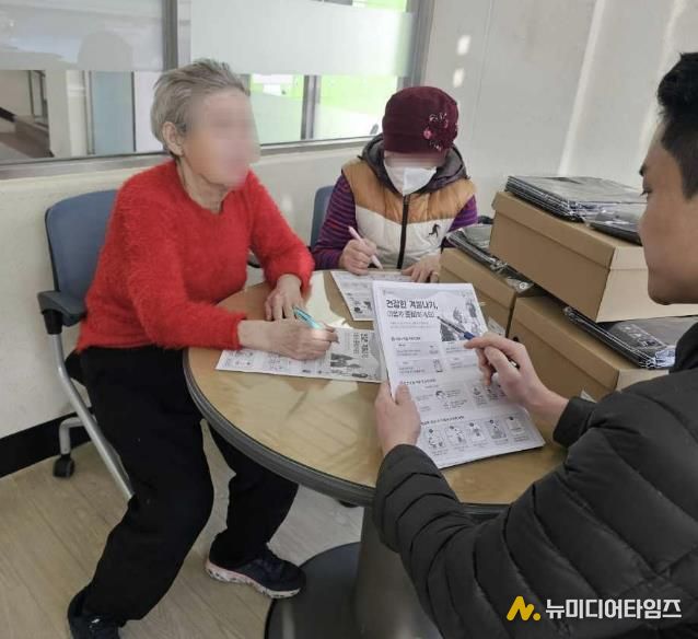 수원시 장안구, 재활용품 수집 어르신 대상 동절기 안전용품 전달