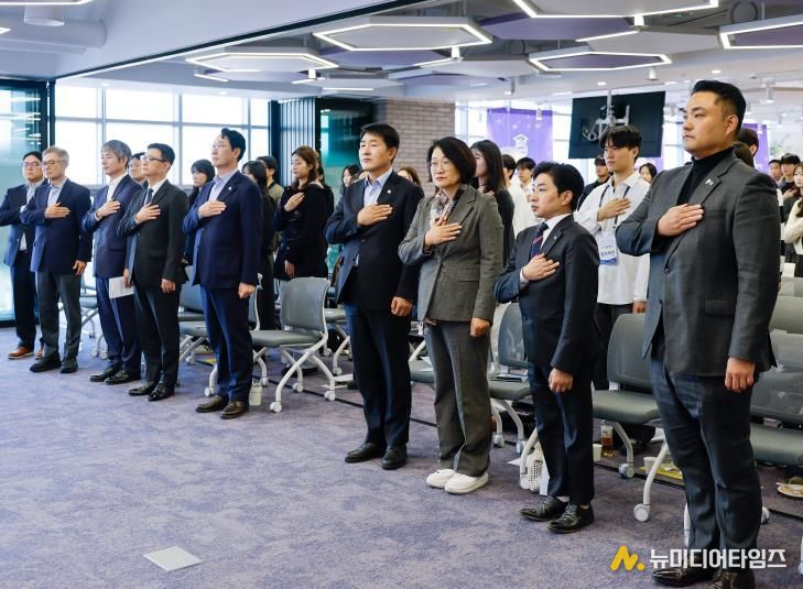 테크노폴 수료회 참석 시의원 국민의례 모습