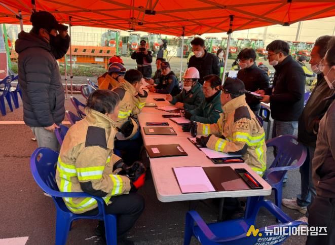 지난 15일 이랜드패션 물류센터 화재 현장에서 김석필 천안시장 권한대행 부시장이 소방 등 유관기관과의 상황판단 회의에 참석해 발언을 하고 있다.