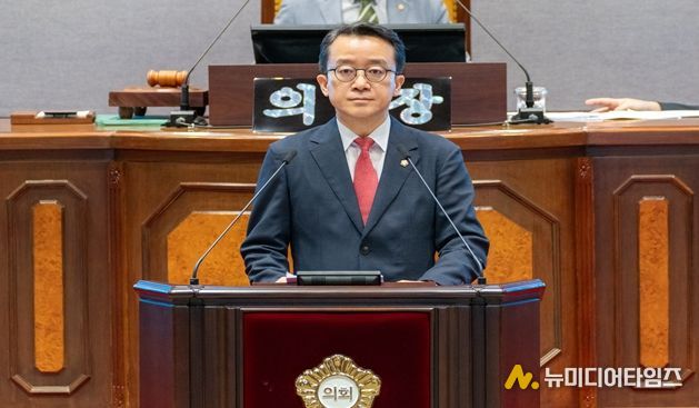 강남구의회 윤석민 의원이 제331회 제2차 정례회(제1차 본회의)에서 5분 자유발언을 하고 있다.