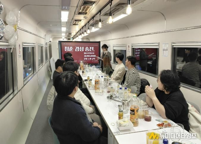 안산시 제4기 청년활동협의체 위원들이 17일 안산시 청년센터 상상스테이션에서 청춘 감성 충전 문화 교육을 받고 있다.