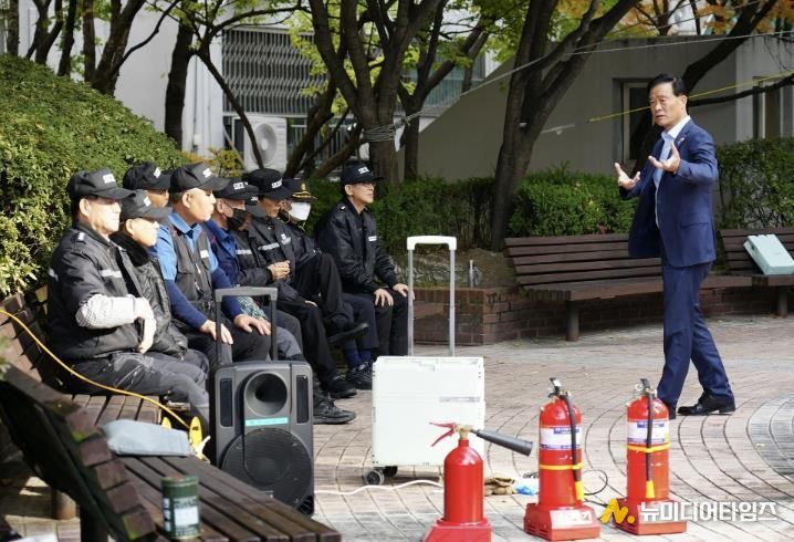 교육 참가자를 대상으로 이승로 성북구청장이 안전을 강조하는 모습