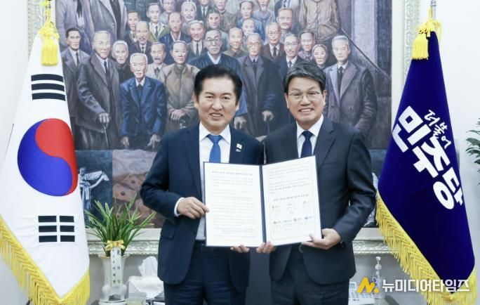 김돈곤 군수와 정청래 대표가 농어촌기본소득 시범사업 성공을 위한 국비 상향 논의를 위한 만남을 가졌다.