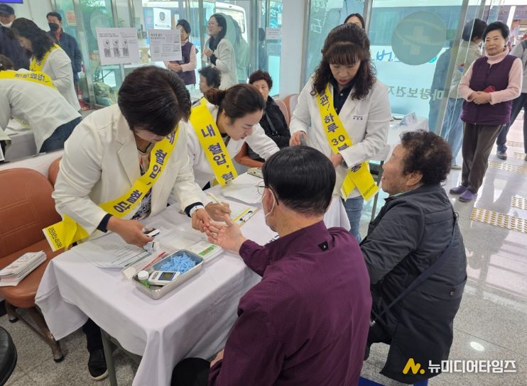 강진군보건소가 지난 13일 마량면에서 생생건강데이 행사를 가졌다.