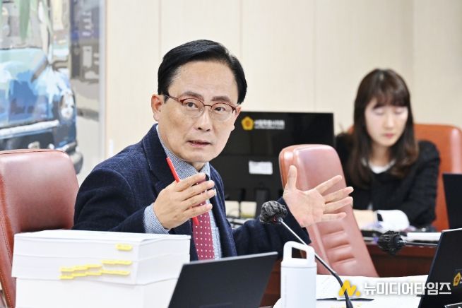 김형재 의원이 10일 열린 서울시의회 제333회 정례회 문화체육관광위원회 행정사무감사에서 서울시체육회 사무처장에게 질의를 하고 있다.