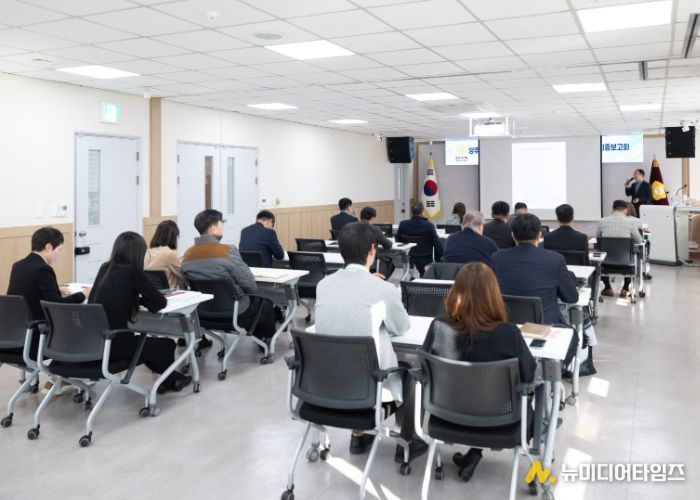 강혜숙 대표의원을 비롯한 의원 연구단체 소속 의원들이 최종보고회에 참석해 연구용역 결과에 대해 논의하고 있다.
