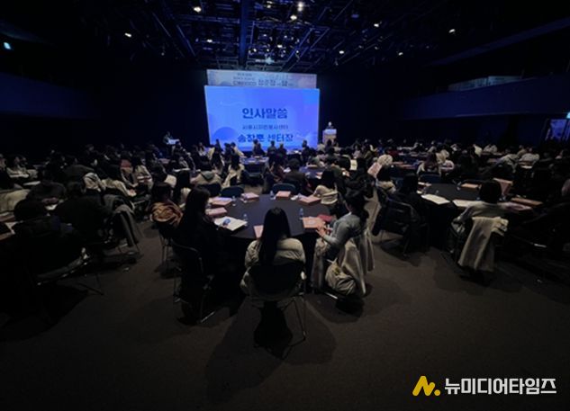 서울시자원봉사센터 '청춘잡담'에서 송창훈 센터장이 인사말을 하고 있다.