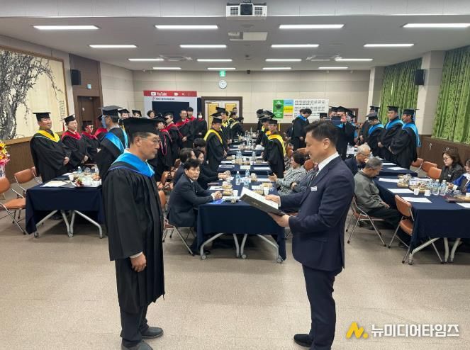 울진군은 지난 농업기술센터에서 제20기 울진녹색농업대학 수료식을 갖고 63명의 농업 선도 핵심 인력을 배출했다