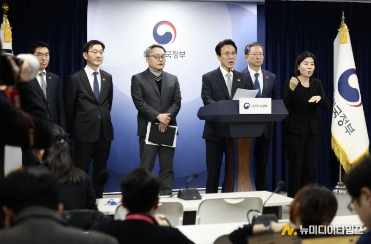 김민석 국무총리가 18일 세종대로 정부서울청사에서 '론스타 국제투자분쟁(ISDS) 취소 신청' 관련 긴급 브리핑을 하고 있다.