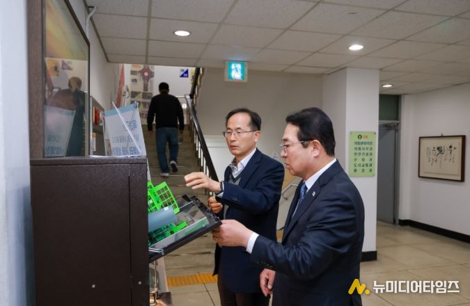 1회용기를 사용하는 옥천군 고위공직자 모습