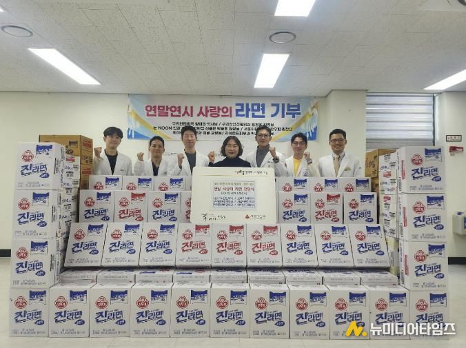 인창동 행정복지센터에서 골든브릿지 메디컬센터 입점 의료기관 관계자들과 라면 전달식을 진행하고 있다.