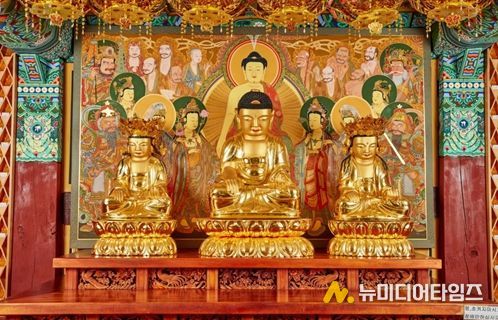 삼척 신흥사 석조석가여래삼존좌상