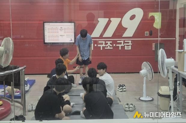 한국잡월드에서 진로직업체험 중인 학생들 사진