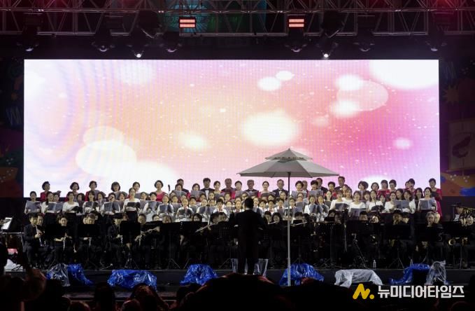 박강수 마포구청장이 와우산 산책로 신설사업 주민설명회에 참석해 인사말을 전하고 있다.