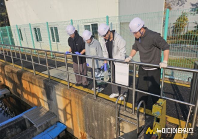 서울물재생시설공단 ‘체험형 인턴십’에 참여한 전공 학생들이 물재생 현장을 체험하고 있다.