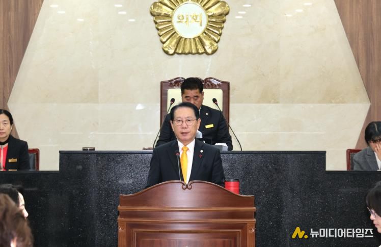 송인헌 군수가 21일 열린 제347회 괴산군의회 제2차 정례회에서 시정연설을 하고 있다.j