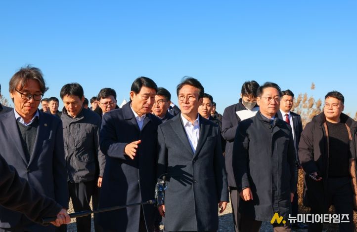 김민석 국무총리가 21일 인천 서구 수도권매립지를 방문, 3-1매립장 위생매립 현황 및 2매립장 상부공간 활용대책에 대해 브리핑을 받으며 점검을 하고 있다.