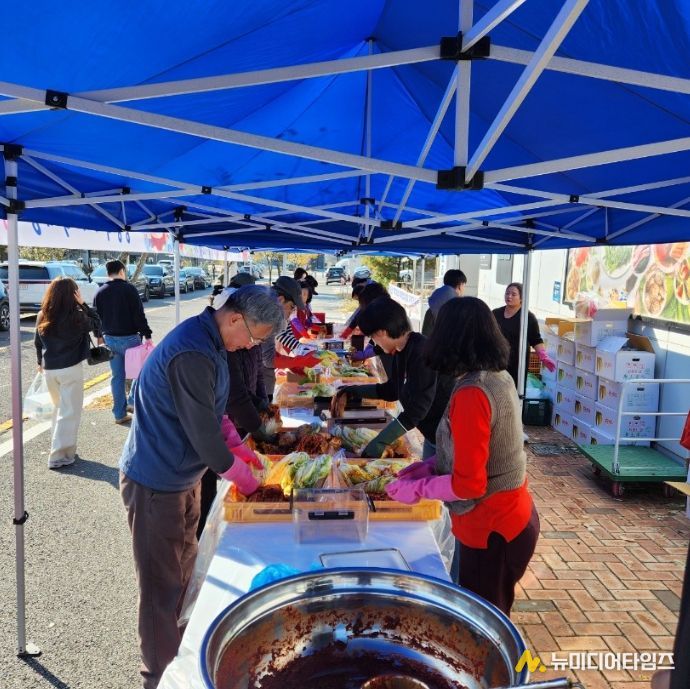 청양먹거리직매장 학하점에서 진행한 ‘2025 김장체험 및 나눔 행사’에서 참가자들이 청양산 절임배추와 지역 농산물로 정성껏 김치를 담그고 있다.