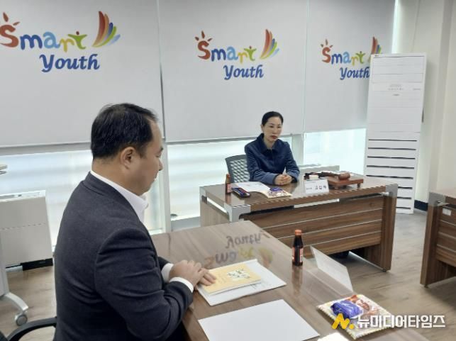 회의 주재중인 고삼숙 이사장