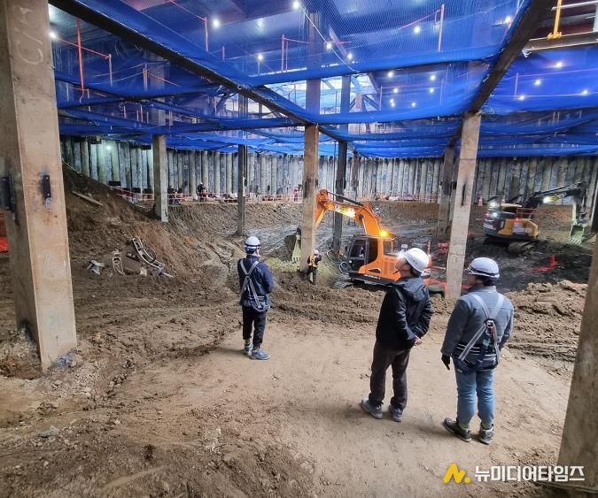 구로구 관계자들이 겨울철 안전사고 예방을 위해 건축공사장 안전 점검을 실시하고 있다.