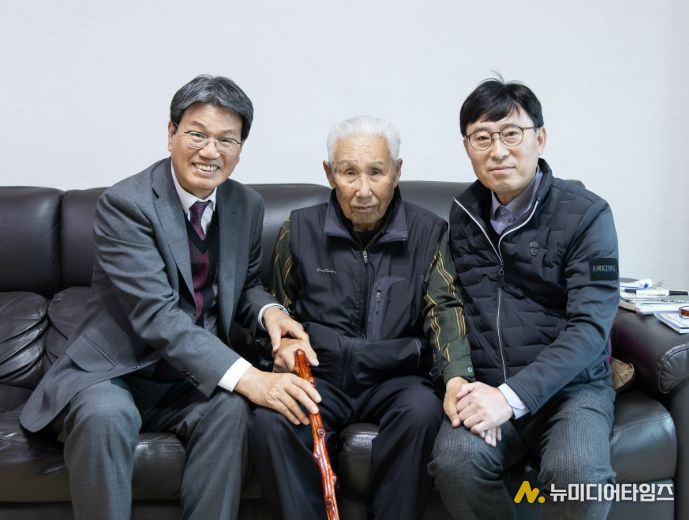 청양군, 2025년 장수지팡이 청려장 전달