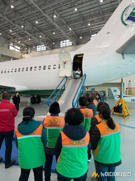 청양군 지역자율방재단 단원들이 한서대학교 재난안전교육원에서 항공기 비상탈출 체험교육을 받으며 실제 상황에 대비한 안전훈련을 실시하고 있다