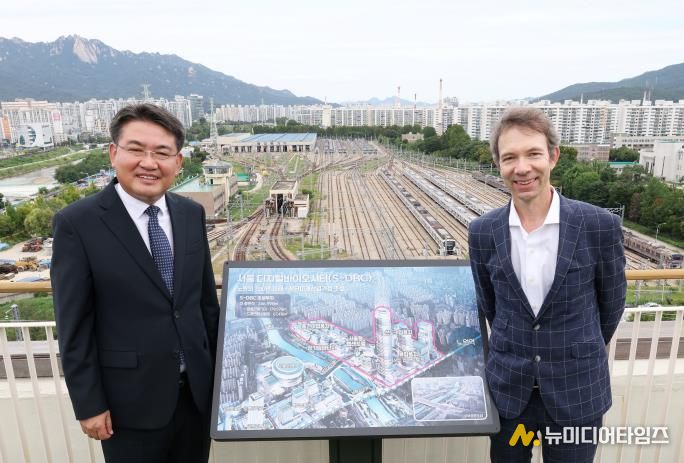 2025년 9월 노원구청 옥상)요하네스 회장과 오승록 노원구청장