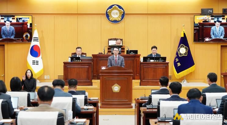 이완섭 서산시장이 25일 서산시의회 제2차 정례회에서 내년도 시정 운영 방향을 설명하는 모습