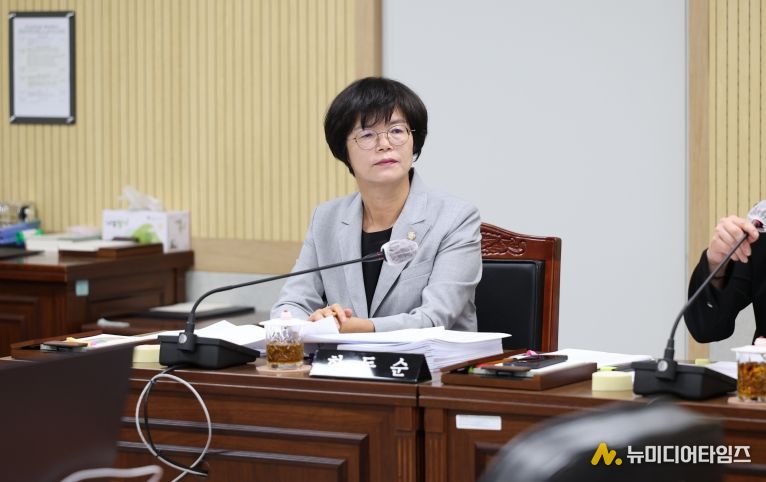 한동순 의원(복지교육위원회 발언사진)