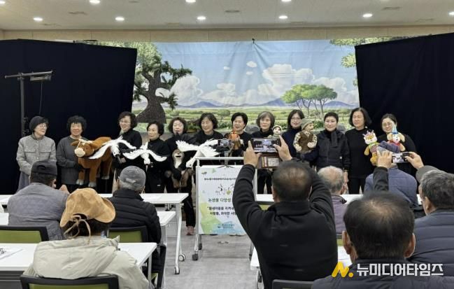 인형극 공연 후 인사하는 출연진