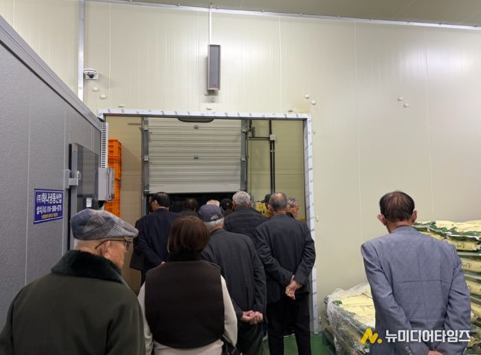 대한노인회 청양군지회 직원과 경로당 분회장들이 대치면 먹거리종합타운을 둘러보며, 무상급식 및 공공급식 사업 관련 현장을 점검하고 있는 모습