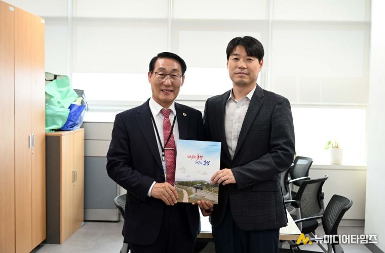 26일 (이용록 홍성군수, 교부세 확보위해 중앙부처 방문)_이용록 홍성군수, 지용구 행정안전부 교부세과장)