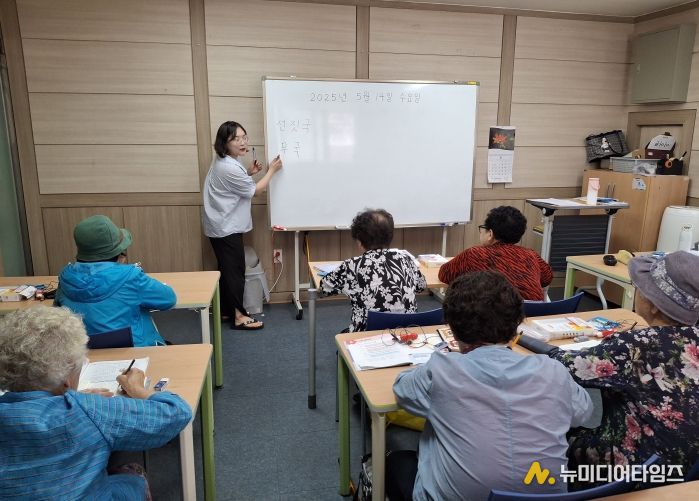 언어학습기 활용 충남형 성인 문해교육 수업 모습 (사진제공: 금강종합사회복지관)